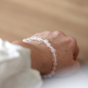 Szeretet rózsakvarc és hegyikristály karkötő - Meska.hu