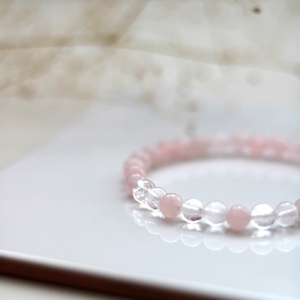 Szeretet rózsakvarc és hegyikristály karkötő - ékszer - karkötő - gyöngyös karkötő - Meska.hu