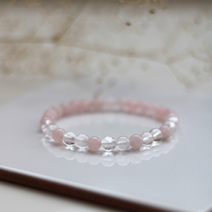 Szeretet rózsakvarc és hegyikristály karkötő - ékszer - karkötő - gyöngyös karkötő - Meska.hu