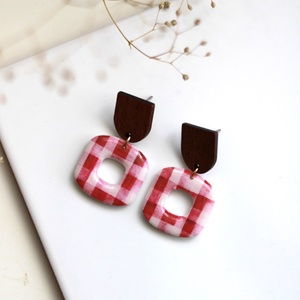Kockás mintás kocka függő fülbevaló fával, Ékszer, Fülbevaló, Lógó fülbevaló, Ékszerkészítés, Gyurma, MESKA