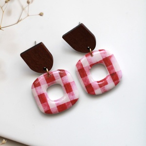 Kockás mintás kocka függő fülbevaló fával - ékszer - fülbevaló - lógó fülbevaló - Meska.hu