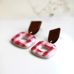 Kockás mintás kocka függő fülbevaló fával - ékszer - fülbevaló - lógó fülbevaló - Meska.hu