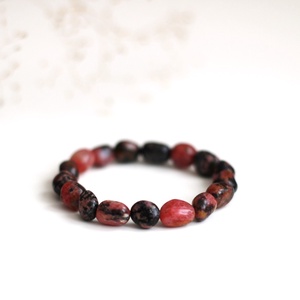 Rodonit védelem és érzelmi egyensúly ásványkarkötő - ékszer - karkötő - gyöngyös karkötő - Meska.hu