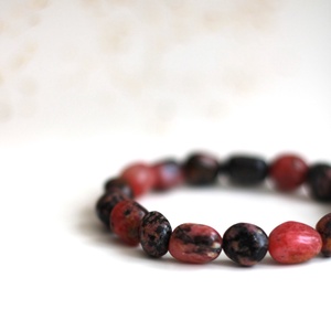 Rodonit védelem és érzelmi egyensúly ásványkarkötő - ékszer - karkötő - gyöngyös karkötő - Meska.hu