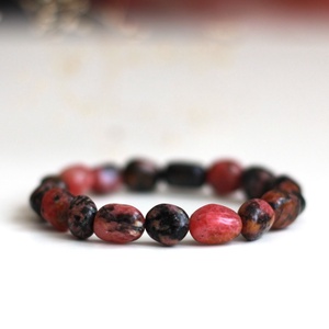 Rodonit védelem és érzelmi egyensúly ásványkarkötő - ékszer - karkötő - gyöngyös karkötő - Meska.hu