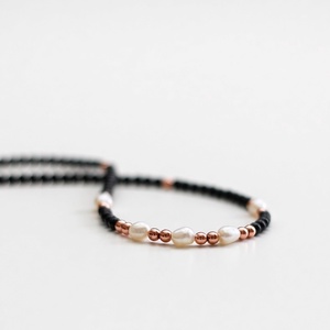 Onix és rose gold hematit nyaklánc édesvízi kagylógyöngyökkel - ékszer - nyaklánc - gyöngyös nyaklánc - Meska.hu