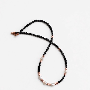 Onix és rose gold hematit nyaklánc édesvízi kagylógyöngyökkel - ékszer - nyaklánc - gyöngyös nyaklánc - Meska.hu