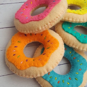 Bababarát filc fánkok - játék & sport - készségfejlesztő és logikai játék - készségfejlesztő és logikai játék - Meska.hu