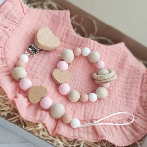 Babaköszöntő PINKHEART, babalátogató, ajándék, rágóka, cumilánc, Játék & Sport, Babalátogató ajándékcsomag, Varrás, MESKA