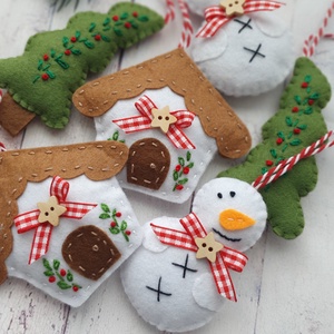 Bababarát karácsonyi filc díszek, Hóember, házikó, fenyőfa - karácsony - karácsonyi lakásdekoráció - karácsonyfadíszek - Meska.hu