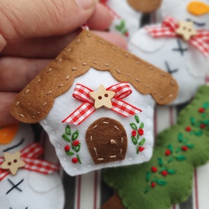 Bababarát karácsonyi filc díszek, Hóember, házikó, fenyőfa - karácsony - karácsonyi lakásdekoráció - karácsonyfadíszek - Meska.hu