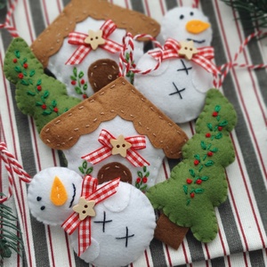 Bababarát karácsonyi filc díszek, Hóember, házikó, fenyőfa - karácsony - karácsonyi lakásdekoráció - karácsonyfadíszek - Meska.hu
