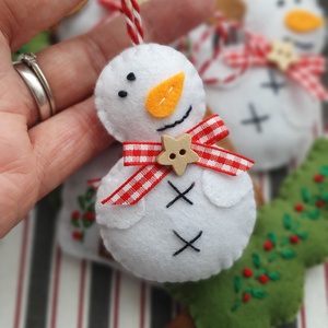 Bababarát karácsonyi filc díszek, Hóember, házikó, fenyőfa - karácsony - karácsonyi lakásdekoráció - karácsonyfadíszek - Meska.hu