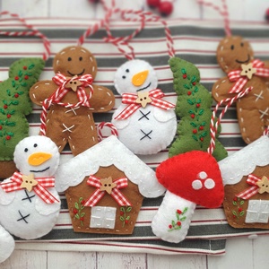 Bababarát karácsonyi filc díszek, Hóember, házikó, fenyőfa - karácsony - karácsonyi lakásdekoráció - karácsonyfadíszek - Meska.hu