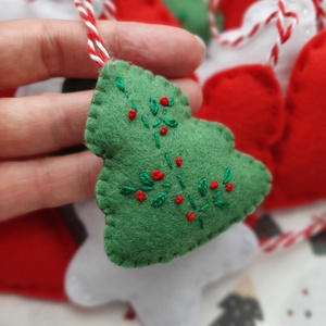 Bababarát karácsonyi filc díszek, csillagok szívek és hímzett fenyőfa - karácsony - karácsonyi lakásdekoráció - karácsonyfadíszek - Meska.hu