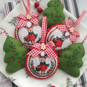 Bababarát karácsonyi filc díszek, rénszarvasok és fenyők, Karácsony, Karácsonyi lakásdekoráció, Karácsonyfadíszek, Varrás, MESKA