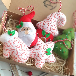 Bababarát karácsonyi filc díszek, mikulás, házikó, fenyőfa - karácsony - karácsonyi lakásdekoráció - karácsonyfadíszek - Meska.hu