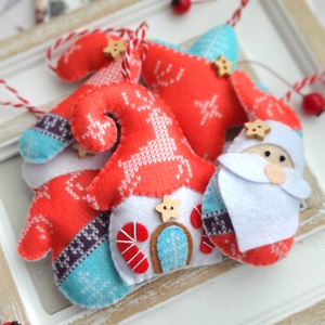 Bababarát karácsonyi filc díszek, mikulás, házikó, norvégmintás, skandináv, , Karácsony, Karácsonyi lakásdekoráció, Karácsonyfadíszek, Varrás, MESKA
