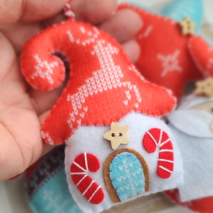 Bababarát karácsonyi filc díszek, mikulás, házikó, norvégmintás, skandináv,  - karácsony - karácsonyi lakásdekoráció - karácsonyfadíszek - Meska.hu