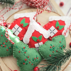 Bababarát karácsonyi filc házikók és hímzett fenyőfák - karácsony - karácsonyi lakásdekoráció - karácsonyfadíszek - Meska.hu Bababarát karácsonyi filc házikók és hímzett fenyőfák - karácsony - karácsonyi lakásdekoráció - karácsonyfadíszek - Meska.hu