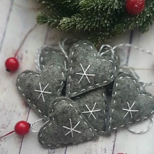 Hímzett karácsonyi ajándékkísérő filc szívek, szürke, Karácsony, Karácsonyi lakásdekoráció, Karácsonyfadíszek, Varrás, MESKA