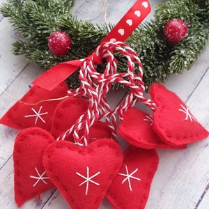 Hímzett karácsonyi ajándékkísérő filc szívek - Meska.hu