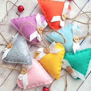 Bababarát karácsonyi filc szívek, színes  - Meska.hu