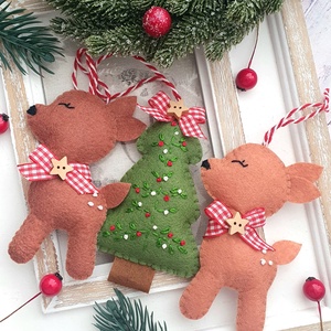 Karácsonyi őzikék, hímzett karácsonyfa  - Meska.hu