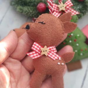 Karácsonyi őzikék, hímzett karácsonyfa  - karácsony - karácsonyi lakásdekoráció - karácsonyfadíszek - Meska.hu