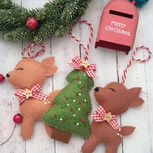 Karácsonyi őzikék, hímzett karácsonyfa  - karácsony - karácsonyi lakásdekoráció - karácsonyfadíszek - Meska.hu