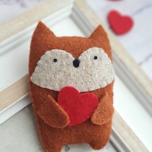 Valentin napi rókafigura szívvel  - Meska.hu