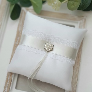 Gyűrűpárna EMILY, szatén gyűrűtartó, csipkével és brossal - Meska.hu