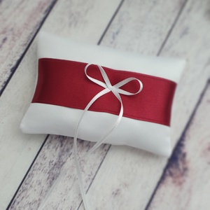 Gyűrűpárna ANDREINA , gyűrűtartó, szatén gyűrűpárna, szalaggal és brossal díszítve - Meska.hu