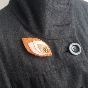 Levél formájú gyapjúfilc bross, kitűző - ékszer - kitűző és bross - Meska.hu