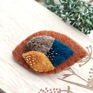 Levél formájú gyapjúfilc bross, kitűző - ékszer - kitűző és bross - Meska.hu
