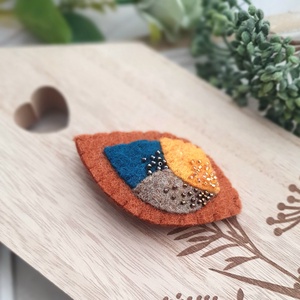 Levél formájú gyapjúfilc bross, kitűző - Meska.hu