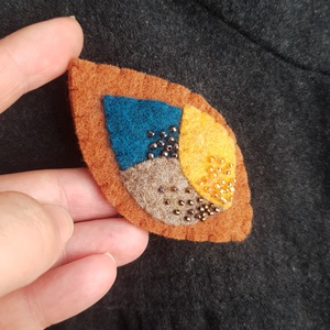 Levél formájú gyapjúfilc bross, kitűző - ékszer - kitűző és bross - Meska.hu