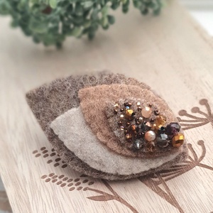 Levél formájú gyapjúfilc bross, kitűző, Ékszer, Kitűző és Bross, Ékszerkészítés, Gyöngyfűzés, gyöngyhímzés, MESKA