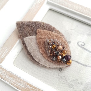 Levél formájú gyapjúfilc bross, kitűző - ékszer - kitűző és bross - Meska.hu