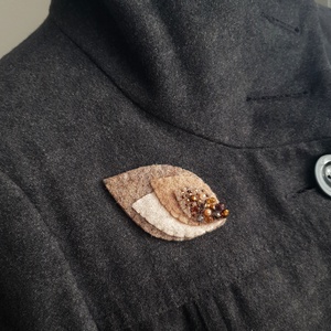 Levél formájú gyapjúfilc bross, kitűző - ékszer - kitűző és bross - Meska.hu