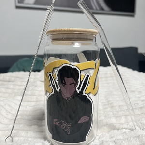 Negyedik szárny üvegpohár szívószállal, Otthon & Életmód, Konyhafelszerelés, tálalás, Tálalás, Boros poharak, szettek, Fotó, grafika, rajz, illusztráció, Negyedik Szárny üvegpohár szett
A szett tartalma:
1 db üvegpohár kupakkal
1 db üveg szívószál
1 db ..., MESKA