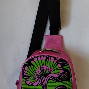 Afrika varázsa Mini hátizsák fényes pink ökóbőr/ zöld  alapon pink  virág minta motívummal, Táska & Tok, Kézitáska & válltáska, Vállon átvethető táska, Varrás, MESKA