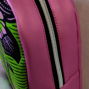 Afrika varázsa Mini hátizsák fényes pink ökóbőr/ zöld  alapon pink  virág minta motívummal - táska & tok - kézitáska & válltáska - vállon átvethető táska - Meska.hu