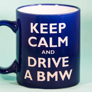 KEEP CALM AND DRIVE A BMV-homokgravirozott bögre, Otthon & Életmód, Konyhafelszerelés, tálalás, Tálalás, Bögre & Csésze, Gravírozás, pirográfia, MESKA