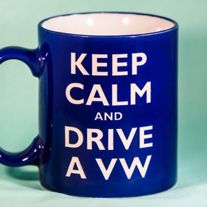 KEEP CALM AND DRIVE A  VW-homokgravirozott bögre, Otthon & Életmód, Konyhafelszerelés, tálalás, Tálalás, Bögre & Csésze, Gravírozás, pirográfia, MESKA