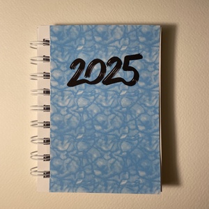 2025-ös egyedi kisméretű női határidőnapló ajándék extra oldalakkal, matricákkal - Meska.hu