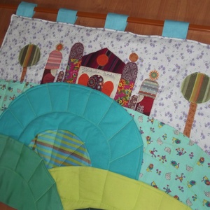 Ovis fésűtartó 100 x 80 cm, váras, dombos, Játék & Sport, Ovis felszerelés, Egyéb ovis kiegészítő, Patchwork, foltvarrás, MESKA
