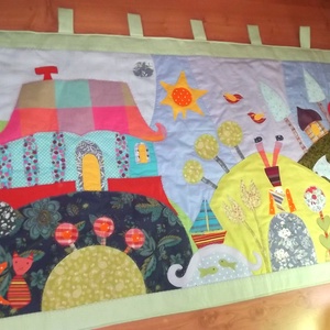 Tornácos házas, kerti tavacskás, tündéres, manós falvédő, 150 x 70 cm, Otthon & Életmód, Babaszoba, gyerekszoba, Falvédő gyerekszobába, Patchwork, foltvarrás, MESKA