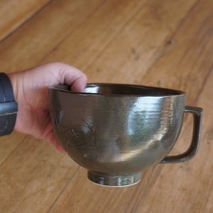 600 ml-es kézműves kerámia nagybögre � mélykék-bronzos mázzal, növényi mintával - otthon & életmód - konyhafelszerelés, tálalás - tálalás - bögre & csésze - Meska.hu