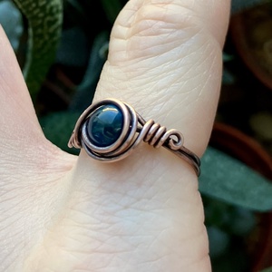 SaraZ // Inner Ember gyűrű színezett tigrisszemmel - ékszer - gyűrű - gyöngyös gyűrű - Meska.hu